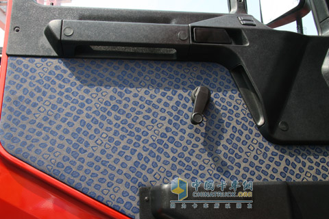 2010北京車展長安重汽6X4LNG牽引車內(nèi)飾