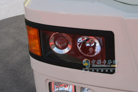 2010北京車展長(zhǎng)安重汽6X2CNG牽引車