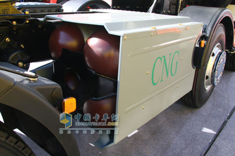 2010北京車展長(zhǎng)安重汽6X2CNG牽引車