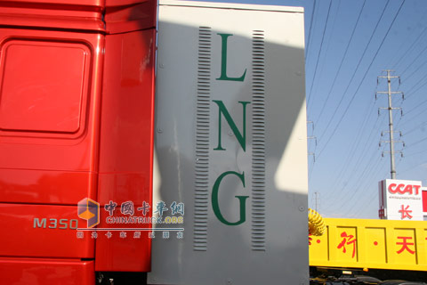 2010北京車展長安重汽6X4LNG牽引車