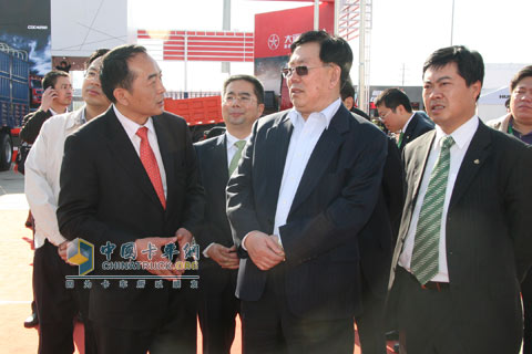 2010北京車展長安重汽領(lǐng)導(dǎo)參觀