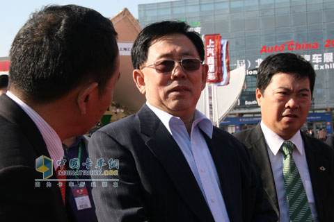 2010北京車展長安重汽領(lǐng)導(dǎo)參觀