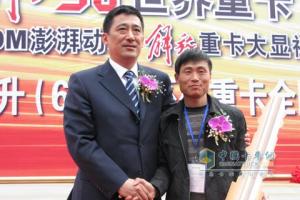 解放錫柴公司領(lǐng)導(dǎo)向用戶交付金鑰匙