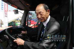 2010北京車展一汽解放領(lǐng)導(dǎo)參觀