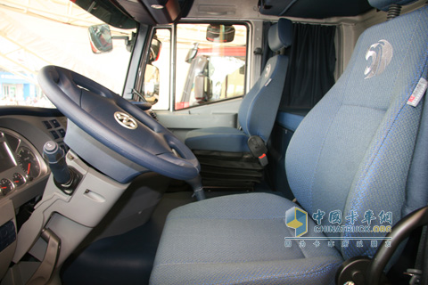 杰獅6x4牽引車內(nèi)飾