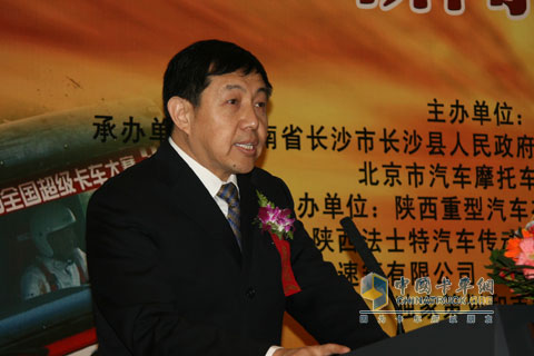 國(guó)家體育總局汽車(chē)摩托車(chē)運(yùn)動(dòng)管理中心副主任長(zhǎng)萬(wàn)和平發(fā)表