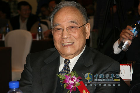 中國汽車工業(yè)協(xié)會名譽(yù)會長何光遠(yuǎn)發(fā)表講話
