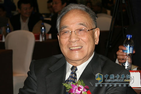 中國汽車工業(yè)協(xié)會名譽(yù)會長何光遠(yuǎn)發(fā)表講話