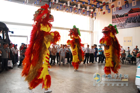 北奔重卡福州4S店開(kāi)業(yè)舞獅表演
