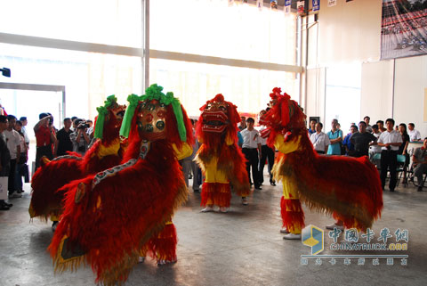 北奔重卡福州4S店開(kāi)業(yè)舞獅表演