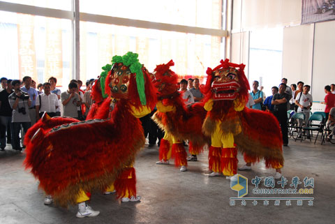 北奔重卡福州4S店開(kāi)業(yè)舞獅表演