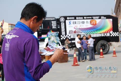 廣大市民都在認(rèn)真閱讀卡賽組委會發(fā)送的《賽事指南手冊》