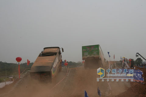 兩輛賽車在三連坡競(jìng)爭(zhēng)
