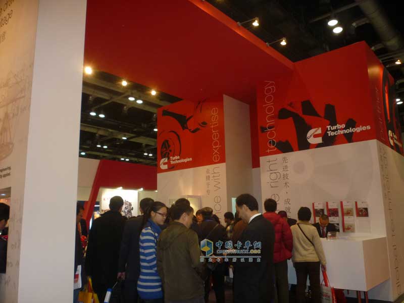 現(xiàn)場(chǎng)觀眾聚集無(wú)錫康明斯展臺(tái)