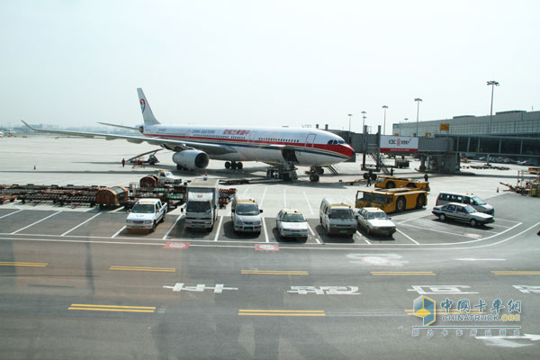 卡車網(wǎng)記者團(tuán)奔赴上海參加國際車展