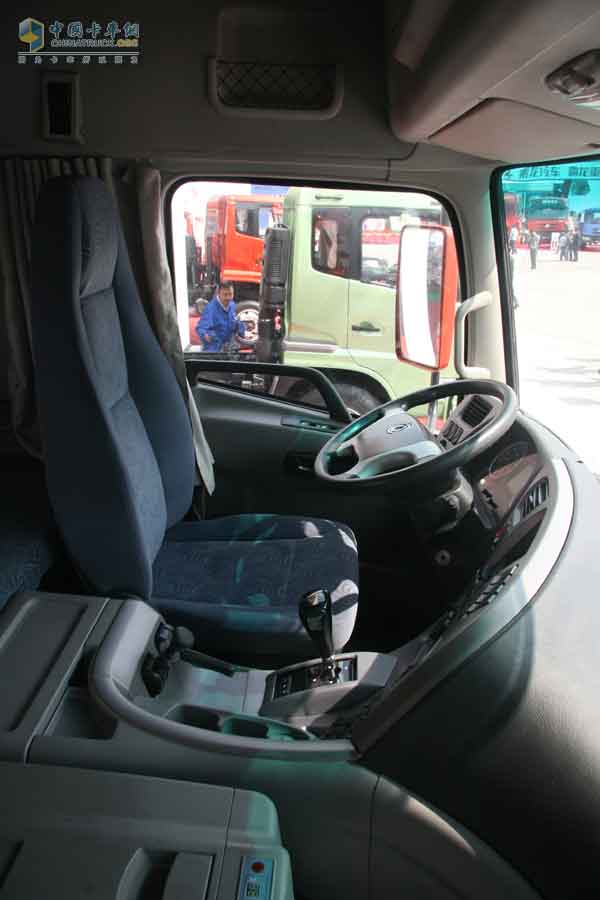 [上海車展]東風(fēng)天龍新長頭車驚艷上海車展
