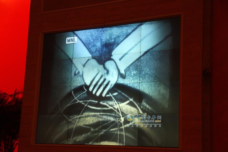 中國重汽2012年商務(wù)年會現(xiàn)場沙畫表演