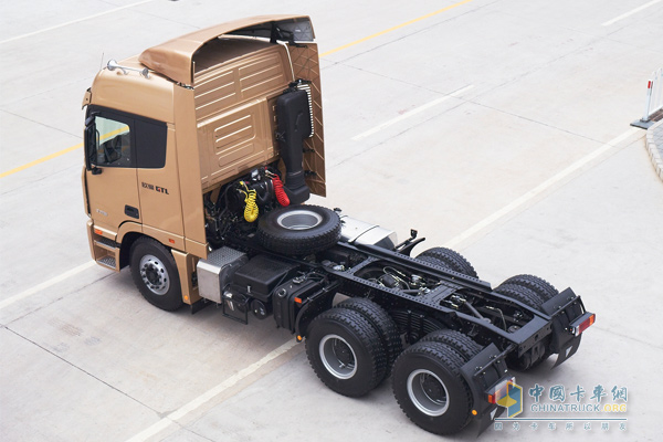 福田戴姆勒歐曼GTL6*4牽引車實拍圖