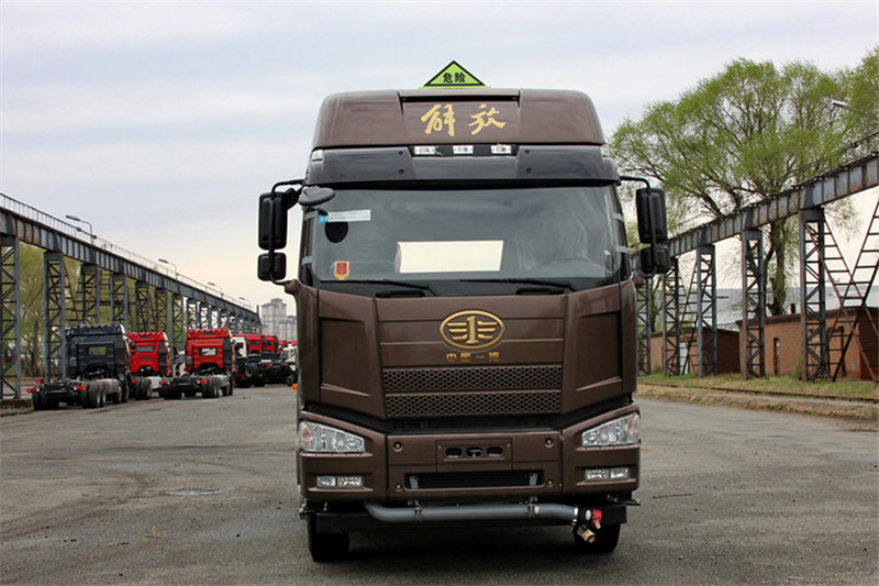 一汽解放 J6P重卡 標(biāo)載型 350馬力 6X4 國五LNG牽引車(CA4250P66T1A3E24M5)