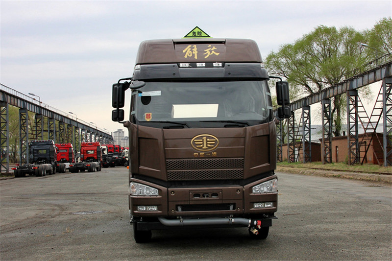 一汽解放 J6P重卡 標(biāo)載型 390馬力 6X4 國五LNG牽引車(CA4250P66T1A3E22M5)