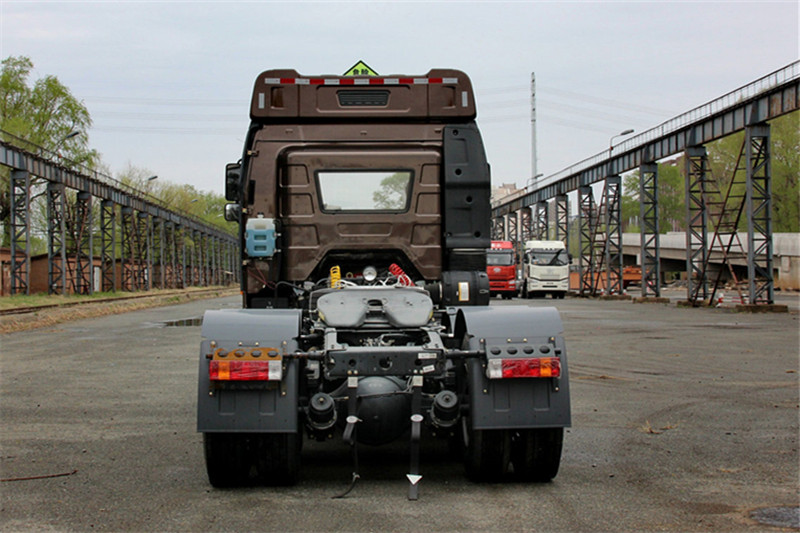 一汽解放 J6P重卡 標(biāo)載型 390馬力 6X4 國五LNG牽引車(CA4250P66T1A3E22M5)