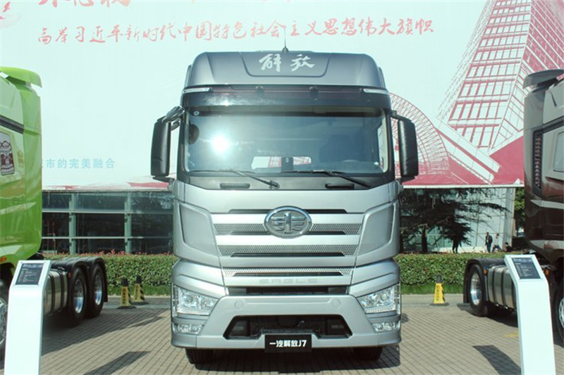 一汽解放 J7重卡 豪華型 550馬力 6X2R 國(guó)五AMT自動(dòng)擋牽引車(chē)(CA4250P77K25T2E5)