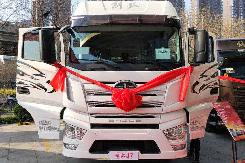 一汽解放 J7重卡 550馬力 6X4 國五AMT自動擋牽引車(一汽)(CA4250P77K25T1E5)