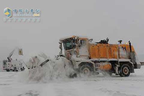 北京鏟雪車在消除積雪