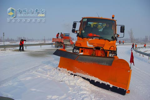 除雪作業(yè)道路養(yǎng)護車