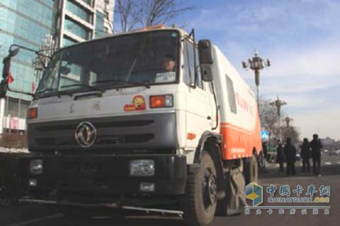 投入使用的城市灑水車(chē)和吸塵車(chē)
