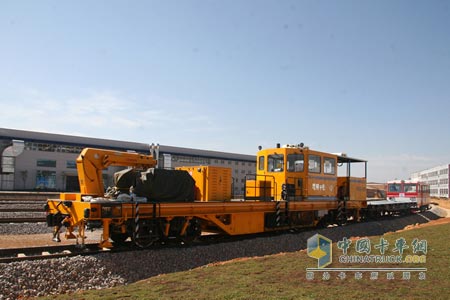 世界首臺大型移動式氣壓焊軌車