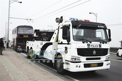 重型清障車亮相江城 