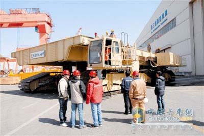 重工·起重成功研制我國(guó)最大潮間帶履帶運(yùn)輸車