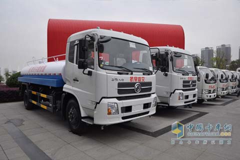 東風(fēng)公司向云南旱區(qū)捐贈(zèng)10輛運(yùn)水車