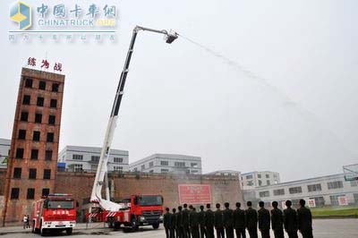 登高平臺消防車投入執(zhí)勤備戰(zhàn)