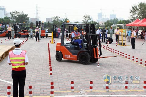 首屆天津市叉車駕駛員職業(yè)技能大賽 