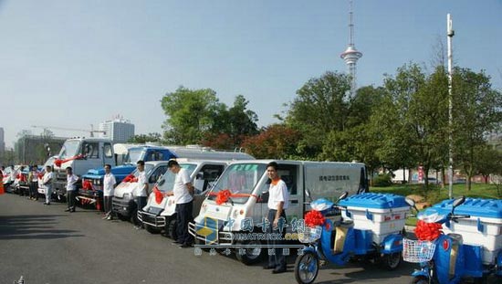 交接的15臺(tái)節(jié)能環(huán)衛(wèi)車