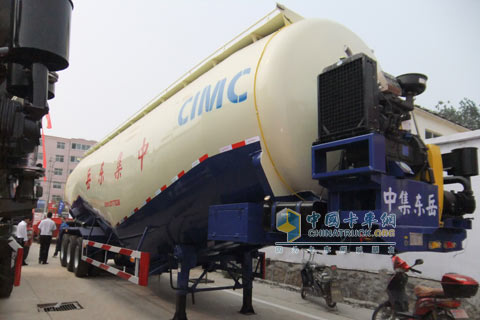 中集東岳ZJV9400GFLDY粉粒物料運(yùn)輸車(chē)