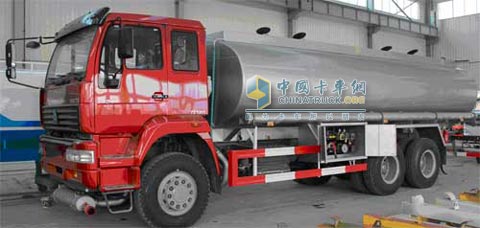 中國重汽四倉雙聯(lián)泵加油車