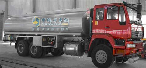 中國重汽四倉雙聯(lián)泵加油車