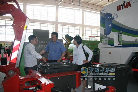 海沃機(jī)械(揚(yáng)州)有限公司銷售市場(chǎng)管理部部長(zhǎng)華廣美向用戶介紹產(chǎn)品(右一)