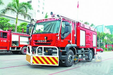車頭前端的重型V形擋板能有力地清除道路上的障礙