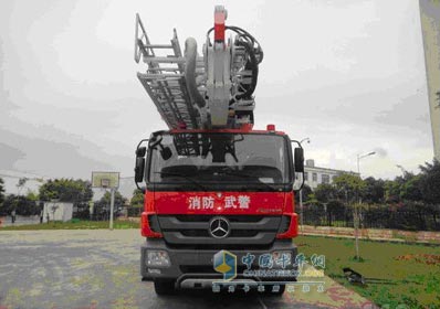 奔馳登高消防車(chē)