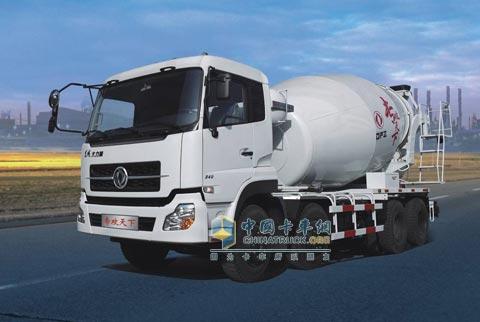 東風(fēng)隨專戰(zhàn)略產(chǎn)品混凝土攪拌運(yùn)輸車