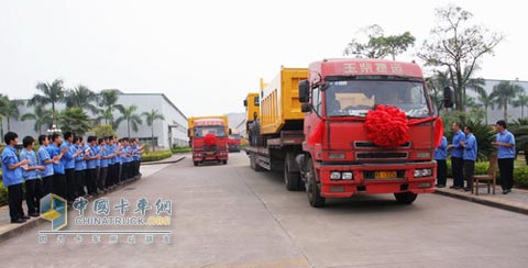 玉柴重工自主研發(fā)的首批YCK360寬體自卸礦用車交車儀式