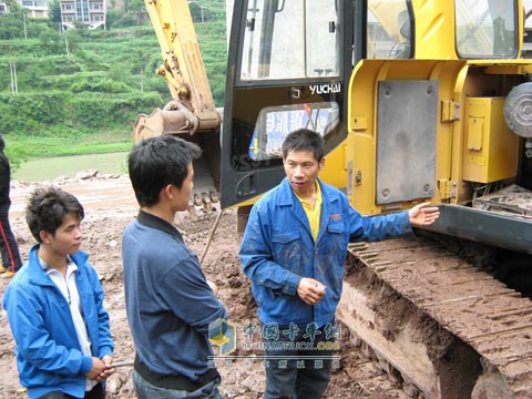 玉柴重工服務(wù)工程師正在認(rèn)真為用戶檢查設(shè)備