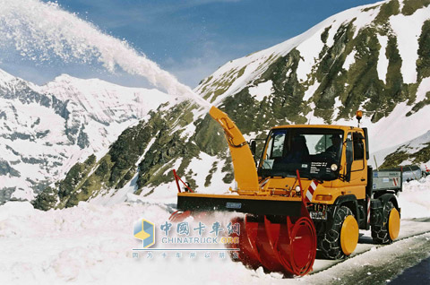 烏尼莫克U400在國(guó)外進(jìn)行公路除雪作業(yè)