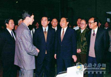 胡錦濤，1996年11月1日（中共中央政治局常委、書記處書記）到南京依維柯視察