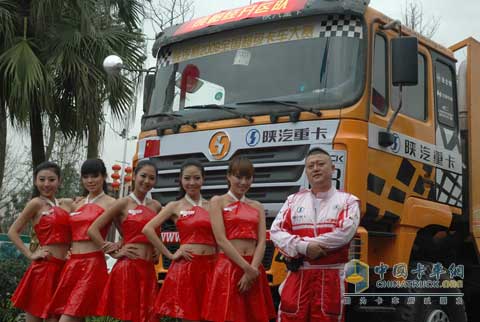 卡車寶貝與成都經(jīng)開區(qū)車隊(duì)隊(duì)長(zhǎng)李陽(yáng)在陜汽越野重卡前合影