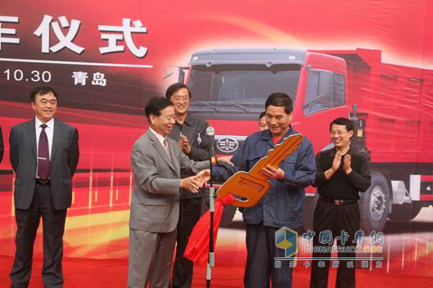 解放青島汽車廠向青島鋼鐵集團(tuán)交付一批新大威卡車